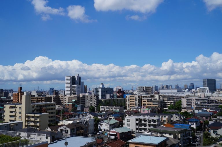 川崎の街並みと夏空